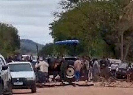 Moradores bloqueiam MS-345 em protesto contra m&aacute;s condi&ccedil;&otilde;es da estrada