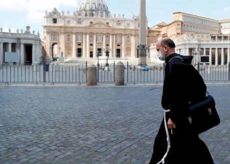 Igreja Católica é lenta para ajudar vítimas de abuso, diz comissão