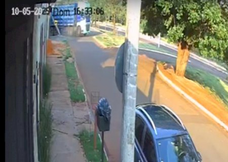 Caminh&atilde;o colide com poste e deixa dois quarteir&otilde;es sem energia