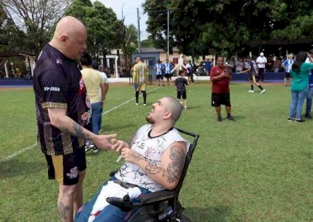 Jogo re&uacute;ne &iacute;dolos do futebol e arrecada mais de 1,5 mil brinquedos na Capital