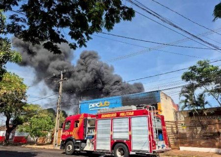 Fuma&ccedil;a volta a tomar conta de distribuidora e bombeiros seguem no combate