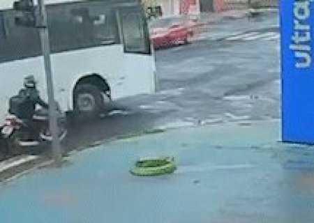 Motociclista fica preso embaixo de &ocirc;nibus ap&oacute;s acidente em avenida