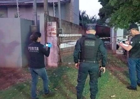 Morador ouve barulho e encontra homem morto no quintal com facada nas costas