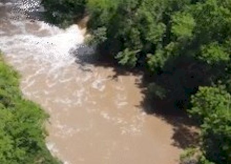 Rio Formoso fica tomado pela lama ap&oacute;s chuvas em Bonito