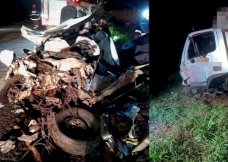 Engenheiro morre em colisão entre carro e caminhão na BR-267