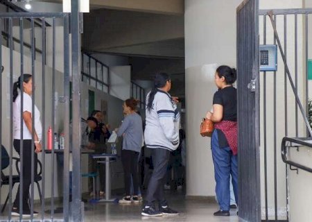Estudantes chegam cedo &agrave;s escolas para fazer o vestibular da UFGD