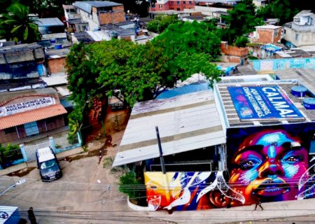 Telhado na Cidade de Deus diz: "Aqui tem crianças, sonhos e famílias"