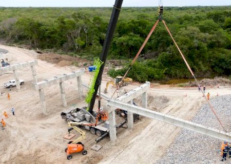 Instala&ccedil;&atilde;o de vigas marca avan&ccedil;o na constru&ccedil;&atilde;o de viaduto da Bioce&acirc;nica