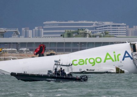 Avião de carga sai da pista em Hong Kong e mata dois funcionários