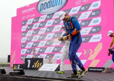 Thiago Camilo vence prova da Stock Car sob chuva na Capital
