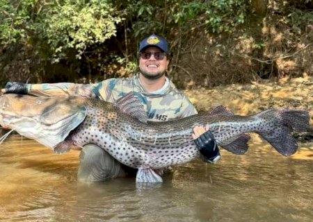 "A bruxaria aconteceu": empres&aacute;rio comemora pesca de pintado de 1,74 metro