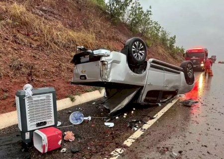 Família sofre grave acidente após caminhonete capotar várias vezes no norte de MS