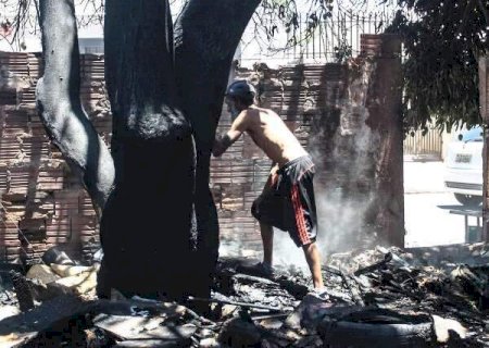 Materiais viram cinzas em inc&ecirc;ndio: "n&atilde;o tenho nem o que comer", diz catador