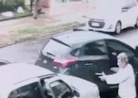 Dupla armada se passa por policiais e assalta ve&iacute;culo com muamba
