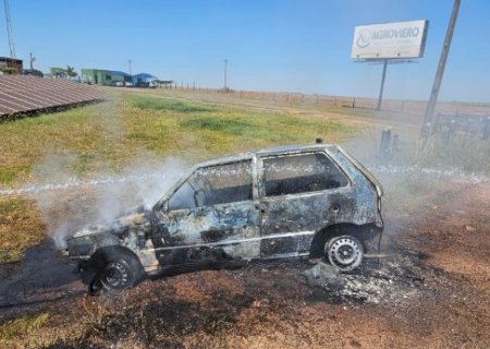 Traficante pula de carro em movimento e ve&iacute;culo pega fogo ao bater em cerca