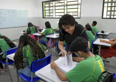 MEC lan&ccedil;a bolsa de R$ 2,1 mil para combater falta de professores