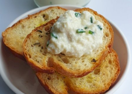 Acha tofu sem gra&ccedil;a? Vers&atilde;o em pat&ecirc; com alho pode salvar o &ldquo;queijo&rdquo;