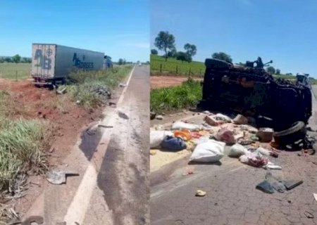 Mulher morre e homem fica ferido após carreta perder o controle e bater em caminhonete na MS-040