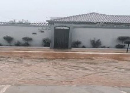 Rua alaga ap&oacute;s chuva forte e moradora cobra bueiro prometido h&aacute; 2 meses