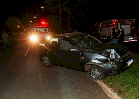 Pedras na pista causam sequ&ecirc;ncia de quedas e batida na Euler de Azevedo
