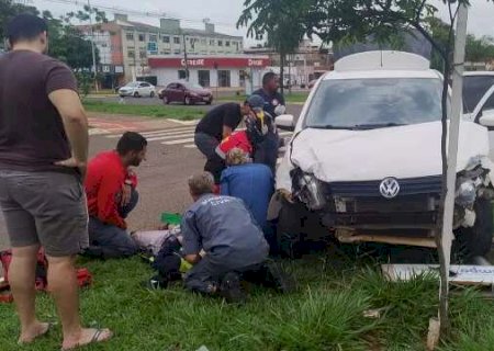Ciclista e filho s&atilde;o atropelados ap&oacute;s motorista tentar desviar de moto