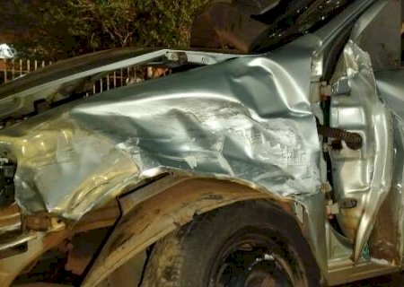 Carro fica destru&iacute;do ao bater em poste, o segundo caso do dia