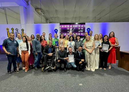 Lia Nogueira participa de sessão solene em homenagem ao Dia do Diretor e destaca a valorização dos educadores
