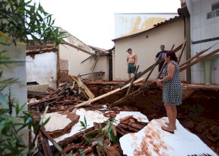 Ca&ccedil;amba bloqueia curso da enxurrada e for&ccedil;a da &aacute;gua estoura muros