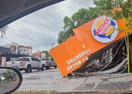 Rajadas de 55 km/h destroem fachada de lanchonete, postes, &aacute;rvores e muro
