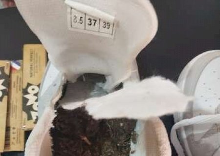 Mulher &eacute; presa ao tentar entrar em pres&iacute;dio com droga no t&ecirc;nis que usava