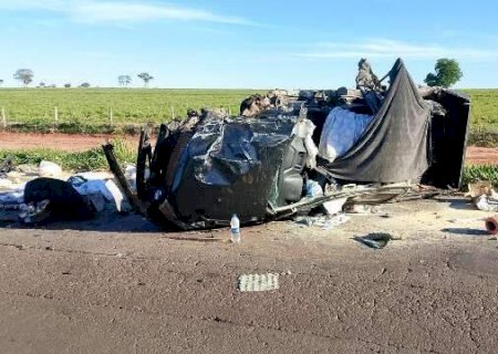 Mulher morre ap&oacute;s carro ser atingido por carreta que perde controle em buraco
