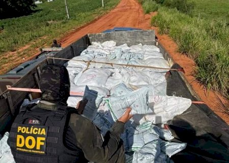 Com apoio a&eacute;reo, pol&iacute;cia apreende caminh&otilde;es com cigarro e agrot&oacute;xico em MS