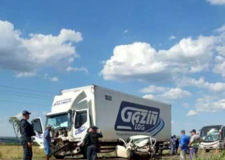 Motorista morre ap&oacute;s invadir pista contr&aacute;ria e bater de frente com caminh&atilde;o