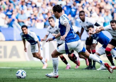Kaio Jorge brilha, Cruzeiro vence o Vit&oacute;ria e segue na cola dos l&iacute;deres