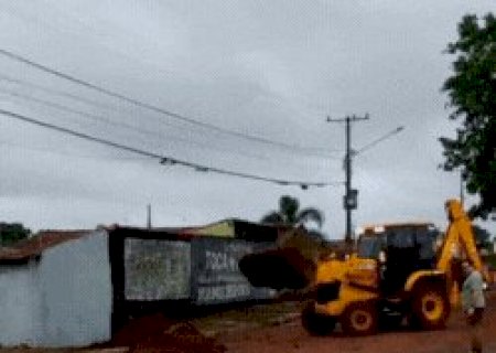 Enxurrada invade casas e moradores erguem barreira de terra no Oct&aacute;vio P&eacute;cora