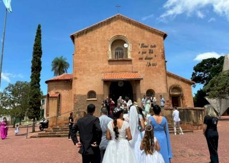 Casais selam o amor e dizem "sim" em casamento coletivo neste s&aacute;bado
