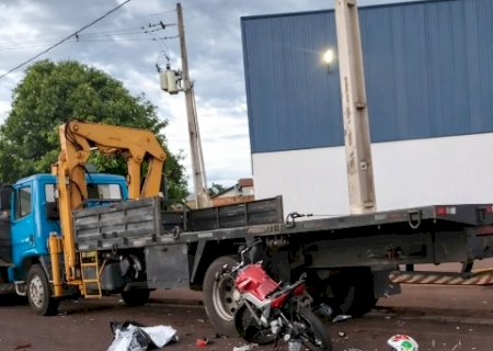 Motociclista morre ao bater em caminh&atilde;o estacionado em Dourados