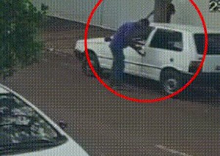 Em segundos, dupla usa chave mestra e leva carro no Jardim S&atilde;o Bento