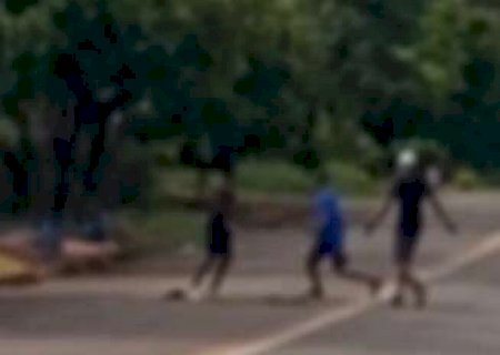 Homens trocam socos e arremessam bicicletas durante confus&atilde;o na rua