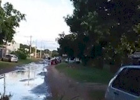 Moradora improvisa sinaliza&ccedil;&atilde;o ap&oacute;s carro atolar em buraco no Los Angeles