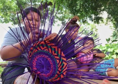 Fam&iacute;lia faz do canteiro da Afonso Pena um ateli&ecirc; de arte ancestral