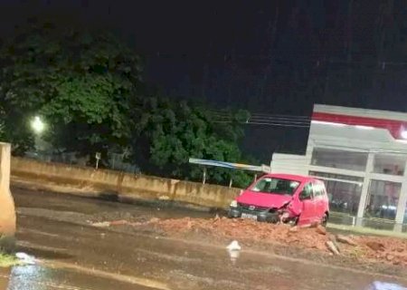 Ap&oacute;s morte de estudante, motorista colide com o mesmo pilar de obra