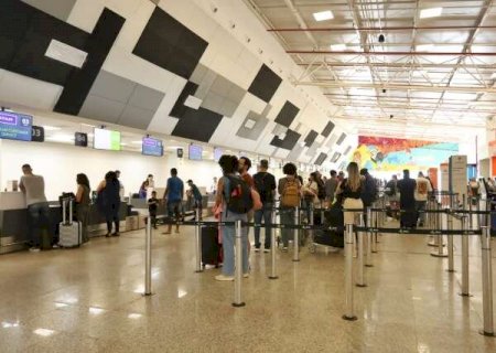Atraso no aeroporto prende turistas e frustra viagem de fam&iacute;lia