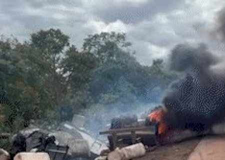 Carreta pega fogo ap&oacute;s acidente na BR-163 e chamas altas assustam condutores