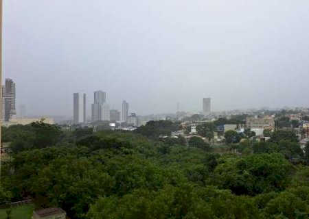 Chuva avan&ccedil;a por Campo Grande e Estado segue sob alerta de tempestade