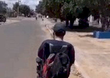 Sem transporte escolar h&aacute; meses, estudante percorre 6 km em cadeira de rodas