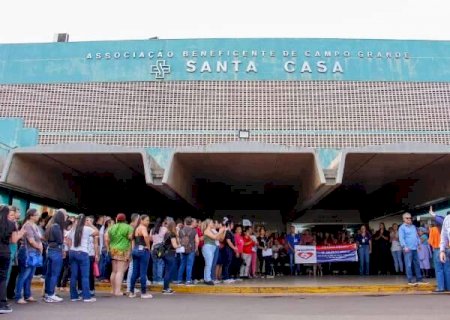 Sem pagamento do 13&ordm;, m&eacute;dicos da Santa Casa convocam nova assembleia
