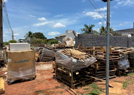 Cal&ccedil;ada na Vila Carlota vira dep&oacute;sito de paletes e compromete acessibilidade