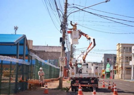 Em meio per&iacute;odo, opera&ccedil;&atilde;o retira 14 mil metros de fios irregulares em 47 postes