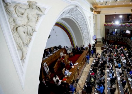 Venezuela aprova lei contra bloqueios em meio a tensão com EUA